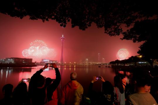 Macao and its neighboring city Zhuhai jointly held a firework show to celebrate the 20th anniversary of Macao's return to the motherland on Sunday. (Photo/China Daily)