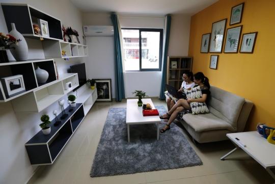 Tenants relax in a leased apartment in Wuhan, capital of Hubei province. （China Daily/Zhou Guoqiang)