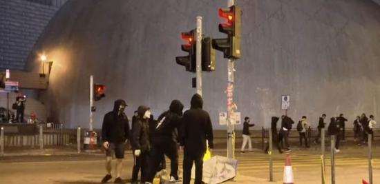 TV grab shows rioters trying to damage traffic lights in Tsim Sha Tsui, south China's Hong Kong, Dec. 24, 2019.