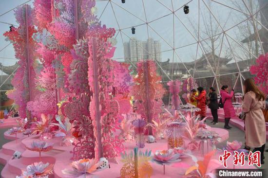 Art installation in Chengdu attracts visitors 