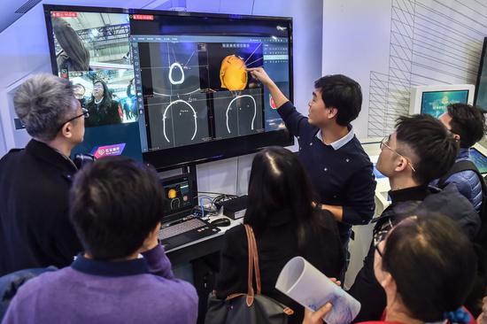 A staff member shows 5G-supported telemedicine technology during the 2019 World 5G Convention in Beijing, capital of China, Nov. 21, 2019. (Xinhua/Peng Ziyang)