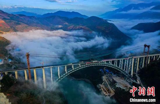 The Nujiang Arch Bridge of Dali-Ruili Railway. (Photo: China News Service/Wang Huitang)