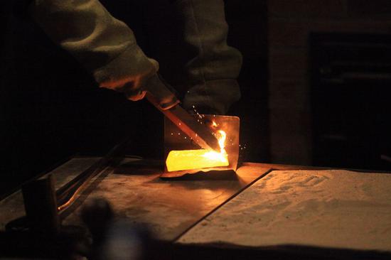 File photo taken on Dec. 27, 2018 shows gold pouring performance to make a gold bar in Ballarat, Australia. (Xinhua/Pan Xiangyue)