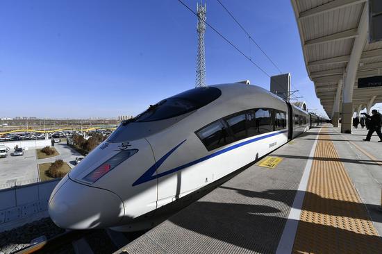 The first high-speed rail in Ningxia Hui autonomous region, linking its capital city, Yinchuan to Wuzhong and Zhongwei city, was put into operation on Dec. 29. （Photo provided to chinadaily.com.cn）