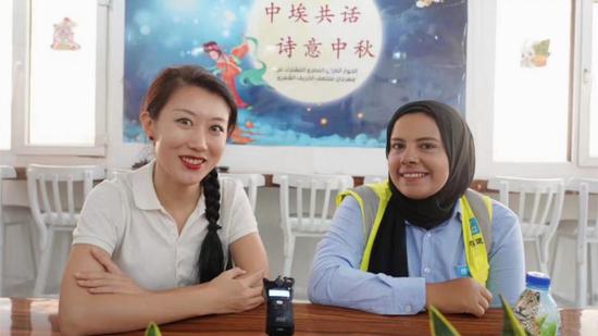 Wang Xin (L) is a producer of Arabic-language programs for CCTV.