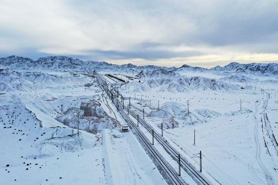 Aerial photo taken on Dec. 15, 2019 shows the tracks of the Dunhuang-Golmud railway near Saishiteng Mountain in northwest China. (Xinhua/Zhang Long)