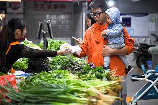 Citizens shop for vegetables in a smart farm market in Changsha city, Hunan province. (Photo/Xinhua)