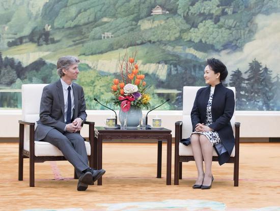 Peng Liyuan, wife of Chinese President Xi Jinping, meets with Damian Woetzel, president of the Juilliard School, in Beijing, capital of China, Jan. 8, 2020. (Xinhua/Wang Ye)