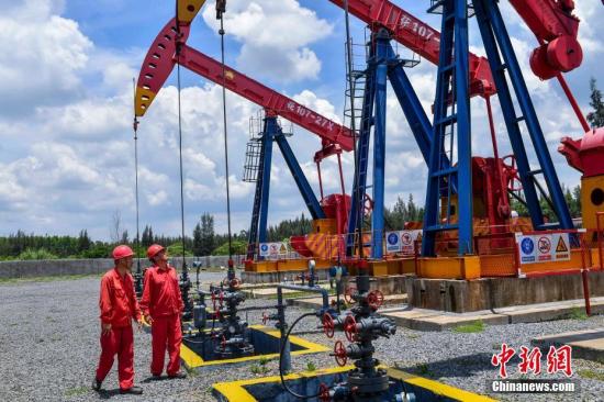 Oil workers at the Fushan Oilfield in Hainan Province. (File photo/China News Service)