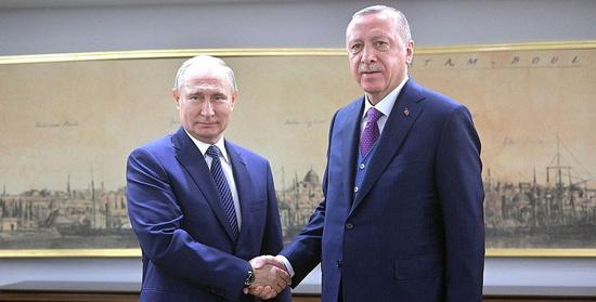 Russian President Vladimir Putin shakes hands with Turkish President Recep Tayyip Erdogan in Istanbul on Jan. 8, 2020. (Kremlin photo)