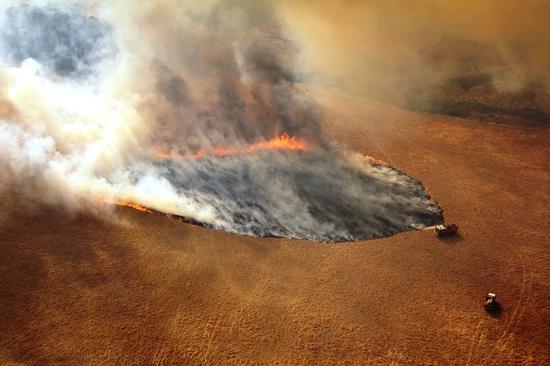 Photo taken on Dec. 20, 2019 shows fire trucks working at Lexton bushfire site in western Victoria, Australia. (Wayne Riggs/CFA/Handout via Xinhua)