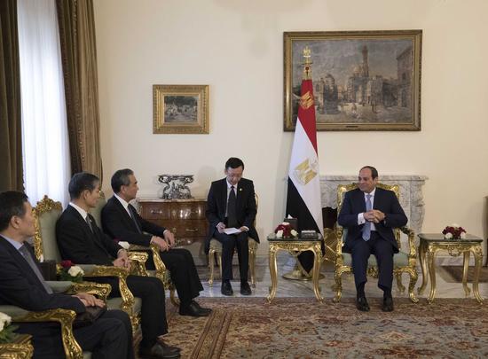 Egyptian President Sisi (R1) meets with Chinese State Councilor and Foreign Minister Wang Yi (L3) in the Egyptian capital Cairo on Jan. 8, 2020. (Xinhua/Li Binian)