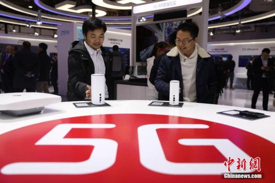 People look at 5G products at an exhibition. (File photo/China News Service) 