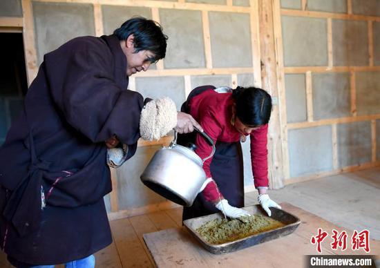 In pics: traditional Tibetan incense making