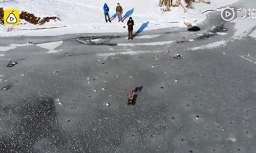 The toy truck runs on the ice surface of the river. (Photo/Screenshot of video posted by Pear Video)