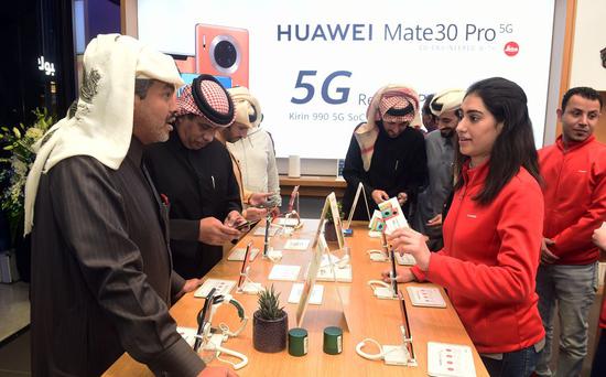 Visitors are experiencing the HUAWEI Mate 30 Pro 5G smartphone in Farwaniya Governorate, Kuwait, on Jan.16, 2020. (Xinhua/Asad)