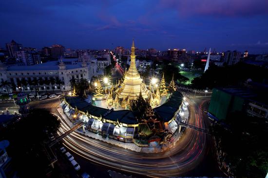 A night view of Sule Pagoda, a stupa located in downtown Yangon, Myanmar. [Photo/Xinhua]