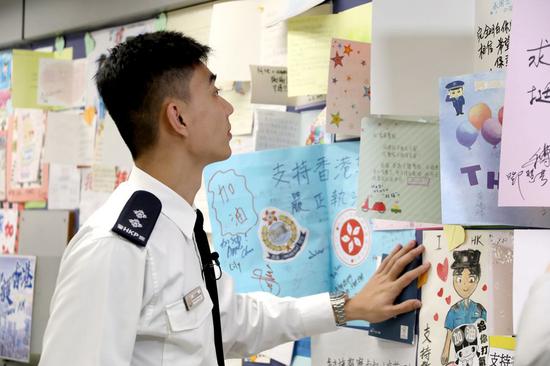 Hong Kong police inspector Kevin Cheuk reads greeting cards at the police station in Hong Kong, south China on Jan. 14, 2020. (Xinhua/Wu Xiaochu)