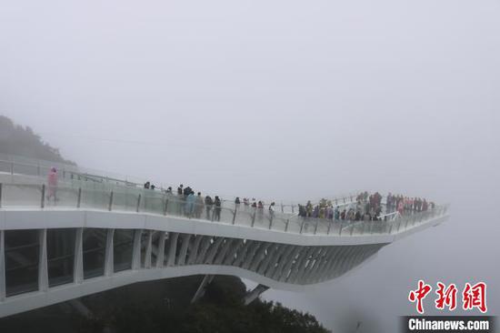 A grand glass viewing platform begins trial operation in Guangxi Zhuang Autonomous Region, Jan. 18, 2020. (Photo/China News Service)