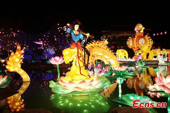 Colourful lanterns lights up Xi'an to celebrate upcoming Lunar New Year