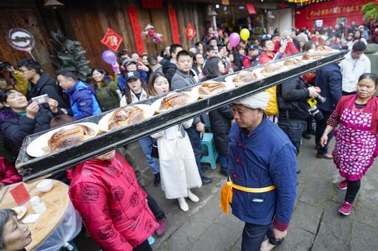 Large open-air banquet held at Zhongshan ancient town in Chongqing