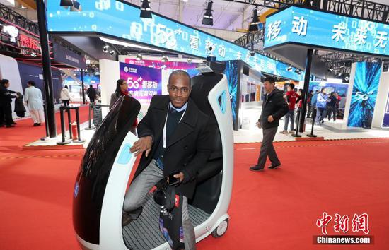 A visitor experiences the smart driving of 5G technology at the World 5G Convention in Beijing, November 21, 2019. (File photo/China News Service)