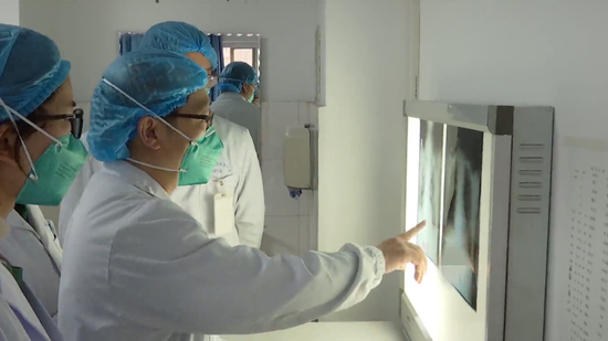 Doctors examine images of chest X-rays in a hospital in Wuhan, central China's Hubei Province, Jan. 19, 2020. (Xinhua)