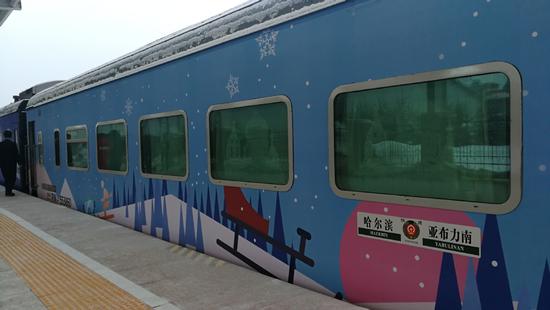 Train No. K7048 leaves Yabuli, a ski resort in Northeast China's Heilongjiang province, on Sunday, to begin service as China's first snow-themed train after two-month trial run. (Photo provided to chinadaily.com.cn)