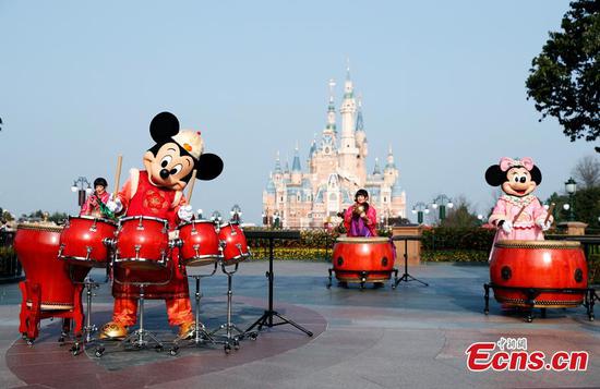 Mickey and Minnie play drums to greet the upcoming 