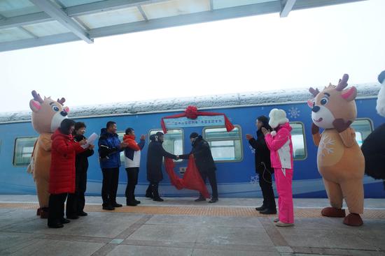 Train No. K7048 leaves Yabuli, a ski resort in Northeast China's Heilongjiang province, on Sunday, to begin service as China's first snow-themed train after two-month trial run. (Photo provided to chinadaily.com.cn)