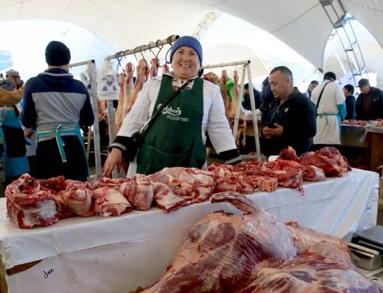 A vendor sells beef at a trade show in Kazakhstan. （Photo by Wen Longjie/China News Service）