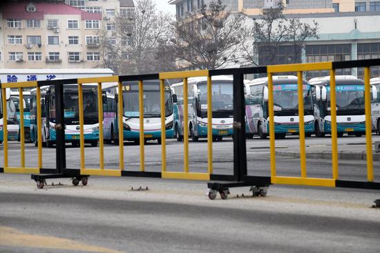 Photo taken on Jan. 27, 2020 shows suspended buses at a bus terminal in Qingdao, east China's Shandong Province. (Xinhua/Li Ziheng)