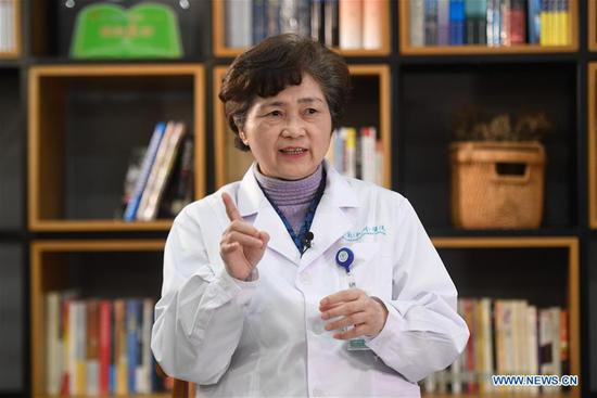 Li Lanjuan, an academician with the Chinese Academy of Engineering, who heads the State Key Laboratory for Diagnosis and Treatment of Infectious Diseases, receives an interview with Xinhua in Hangzhou, capital of east China's Zhejiang Province, Jan. 29, 2020.  (Xinhua/Huang Zongzhi)