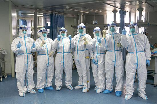 Medical workers cheer for each other in the ICU (intensive care unit) of Zhongnan Hospital of Wuhan University in Wuhan, central China's Hubei Province, Jan 24, 2020. [Photo/Xinhua]