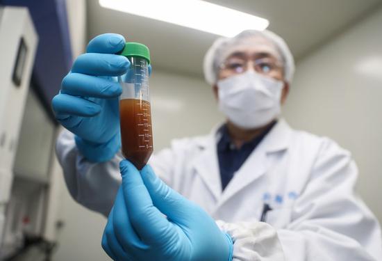 A researcher of Stermirna Therapeutics Co., Ltd. shows the experiment to develop an mRNA vaccine targeting the novel coronavirus in east China's Shanghai, Jan. 29, 2020. Shanghai East Hospital of Tongji University and Stermirna Therapeutics Co., Ltd. have launched a program to develop an mRNA vaccine targeting the novel coronavirus. Developers say manufacturing the vaccine samples will need no more than 40 days. (Xinhua/Ding Ting)