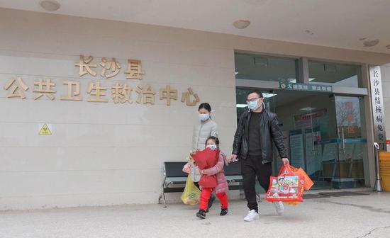 A 4-year-old patient leaves hospital with her parents in Changsha County, central China's Hunan Province, Feb. 1, 2020. The girl has been cured and discharged from the hospital. She is the first coronavirus-infected patient that was cured in Changsha County. (Photo by Zhang Di/Xinhua)