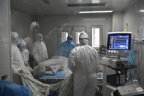 Medical workers treat a pneumonia patient at an isolation ward of Fuzhou Pulmonary Hospital of Fujian in Fuzhou, southeast China's Fujian Province, Jan. 31, 2020. (Photo by Wang Yi/Xinhua)