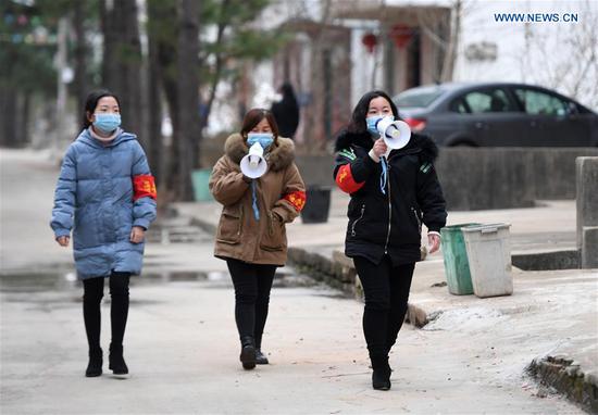 Staff give information on the prevention and control of the novel coronavirus in Hantang Village in Nanchang County, east China's Jiangxi Province, Feb. 3, 2020. Various measures are taken across China to combat the novel coronavirus. (Xinhua/Wan Xiang) 