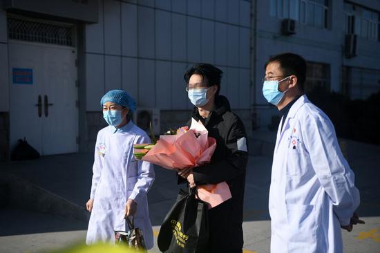 The first patient (C) diagnosed with novel coronavirus pneumonia in Ningxia is cured and discharged from hospital in Yinchuan, northwest China's Ningxia Hui Autonomous Region, Feb. 3, 2020. (Photo by Ma Nan/Xinhua)