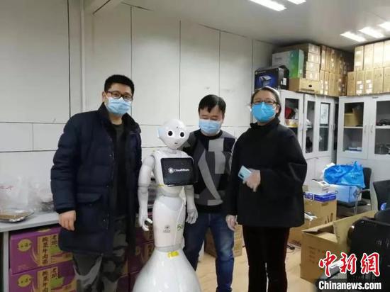 A 5G-based medical robot is put into use at a hospital in Wuhan, Hubei Province. (Photo/China News Service)