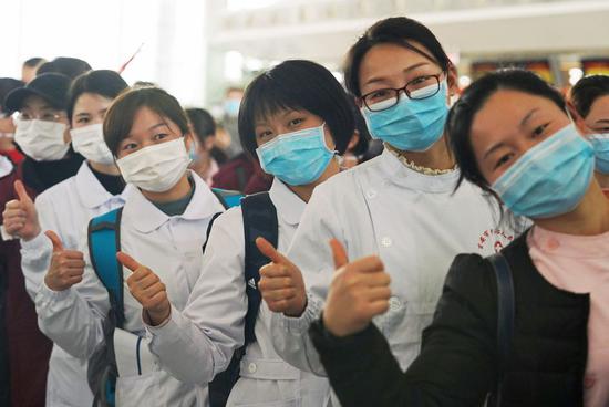 Medical care team members queue to board a plane setting off for central China's Hubei Province, in Nanchang, east China's Jiangxi Province, Feb. 4, 2020. A medical care team comprised of 101 members set off for Hubei from Nanchang to combat the novel coronavirus pneumonia on Tuesday. (Xinhua/Wan Xiang)