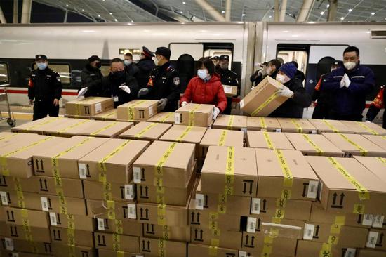 Medical supplies arrive at Wuhan Railway Station on Friday. （CHINA DAILY/ZHU XINGXIN)