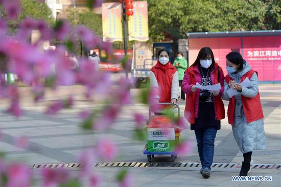 Community staff purchase daily necessities for enclosed households in Nanchang