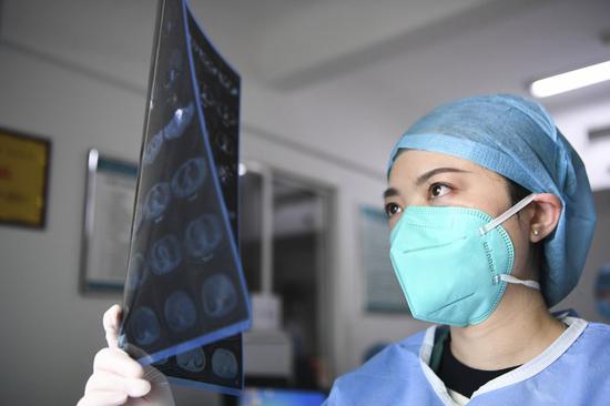 Huang Xia works in Three Gorges Central Hospital in southwest China's Chongqing Municipality, Feb. 2, 2020. On January 29, a patient diagnosed with the novel coronavirus pneumonia was cured by Huang Xia and her colleagues and discharged from hospital. (Xinhua/Wang Quanchao)