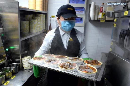 Catering company voluntarily serves free lunches to medical staff in Hefei