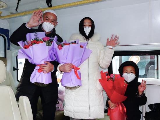 Cured patients wave at the No.4 People's Hospital in Xining, northwest China's Qinghai Province, Feb. 5, 2020. Three pneumonia patients infected with the novel coronavirus were cured and discharged from the hospital on Wednesday. (Photo by Zhang Haidong/Xinhua)