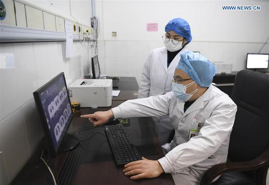 Medical staff disscuss therapeutic plans at the People's Hospital in Yunyang County, southwest China's Chongqing, Feb. 5, 2020. More than 80 medical workers of the hospital stick to their posts since Jan. 22 to help prevent and control the outbreak of the novel coronavirus. (Xinhua/Wang Quanchao) 