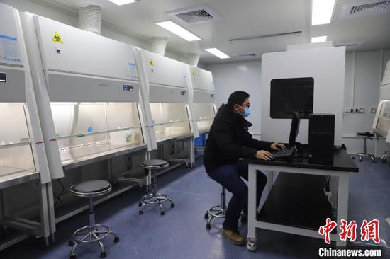 A technician tests the equipment at the Huoyan laboratory in Wuhan, Hubei Province, Feb. 5, 2020. (Photo/China News Service)