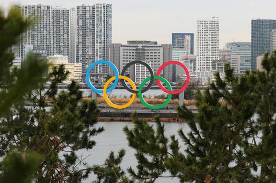 A large size Olympic Symbol brought by a salvage barge arrives at Odaiba Marine Park, Tokyo, Japan on Jan. 17, 2020. The Olympic Symbol, which is 32.6 meters wide and 15.3 meters high and weighs 69 tons, was installed in the waters of Odaiba Marine Park and will be replaced with a Paralympic Symbol in Mid-August. (Xinhua/Du Xiaoyi)