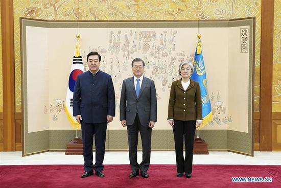 South Korean President Moon Jae-in (C), Chinese ambassador to the Republic of Korea Xing Haiming (L) and South Korean Foreign Minister Kang Kyung-wha pose for photos at the presidential office Cheong Wa Dae in Seoul, South Korea, Feb. 7, 2020. South Korean President Moon Jae-in said Friday that as a close neighboring country of China, South Korea stands ready to continue to actively support China in its effort to fight against the novel coronavirus epidemic. (South Korea Presidential Blue House/Handout via Xinhua)
